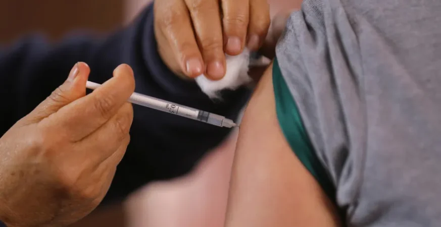 Vacina da gripe não aumenta risco da doença, alerta ministério