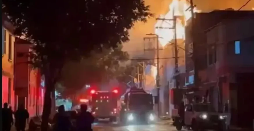 Incêndio de grandes proporções atinge fábrica de mesas de sinuca no Brás, em São Paulo