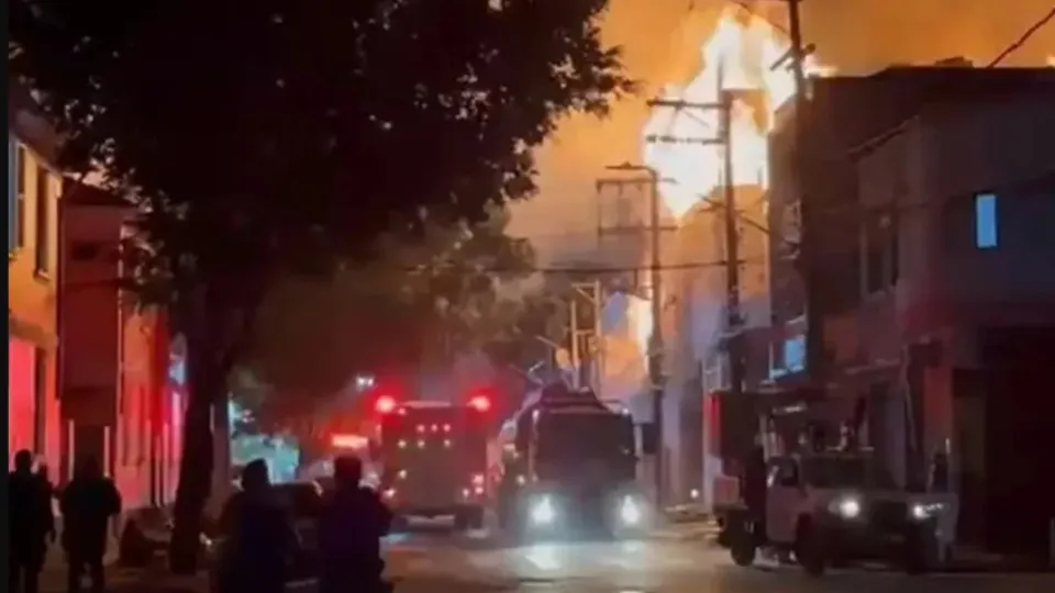 Incêndio de grandes proporções atinge fábrica de mesas de sinuca no Brás, em São Paulo