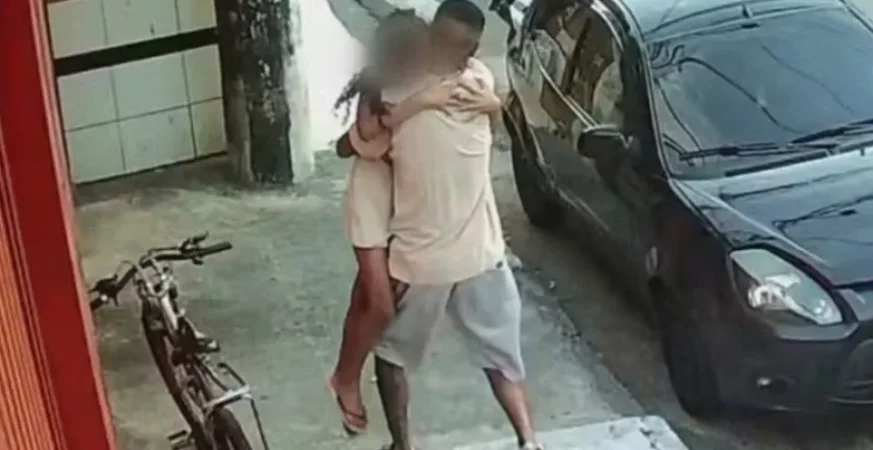 Pai abraça filha após atropelamento que matou irmãos em SP; vídeo