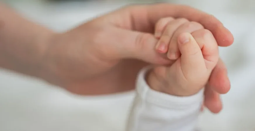 Viajar com bebê exige atenção à vacinação e ao destino antes de embarcar