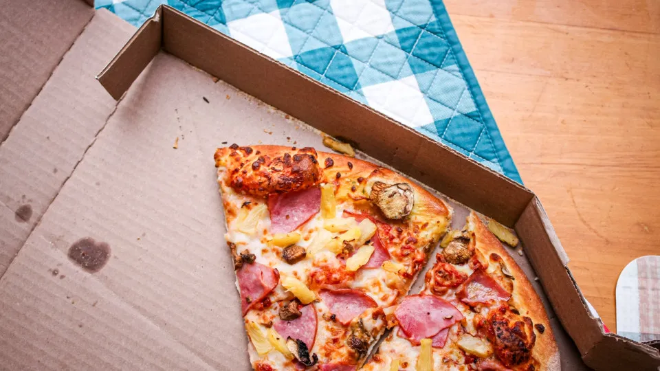 Dono de pizzaria diz não saber causa de intoxicação que matou mulher na Paraíba