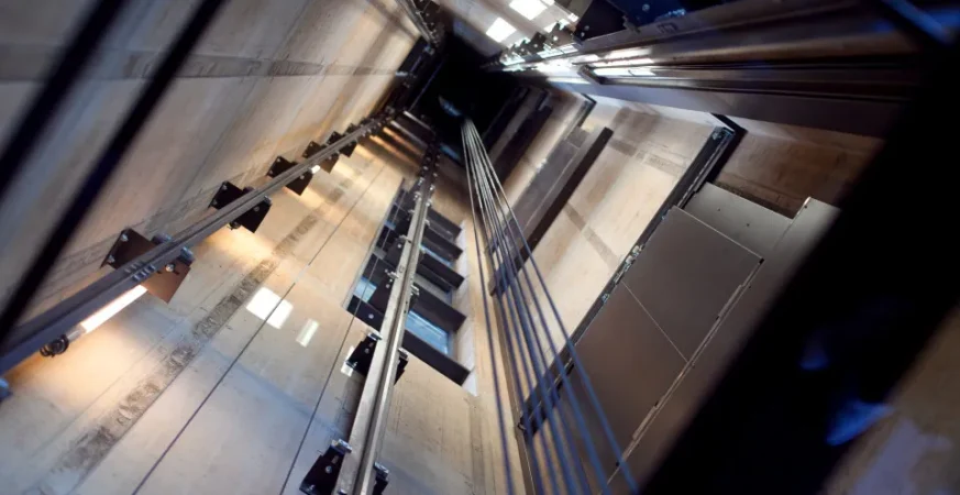 Elevador despenca 11 andares em prédio comercial no Recife e deixa feridos