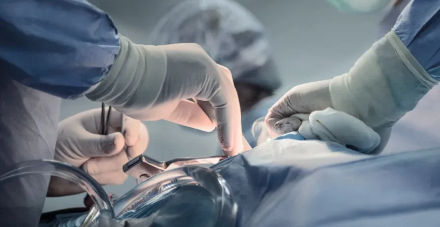 Mulher sofre dano cerebral grave após cirurgia simples