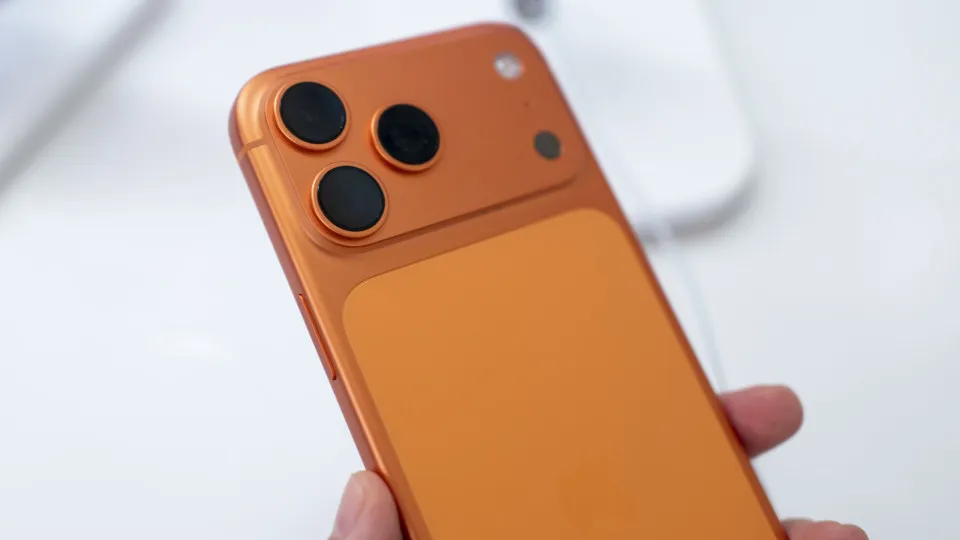 Leilão da Receita tem iPhone 17 por R$ 4.600 e guitarra Fender por R$ 500