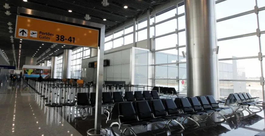 Falha no controle aéreo suspende pousos e decolagens em São Paulo e causa caos em aeroportos