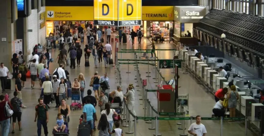 Família egípcia impedida de entrar no Brasil está confinada em aeroporto de Guarulhos há 16 dias