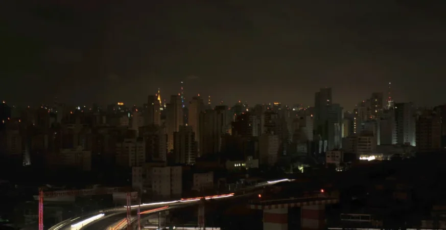 Falta de energia afeta 6,8 mil casas no centro de SP, e Enel culpa Sabesp
