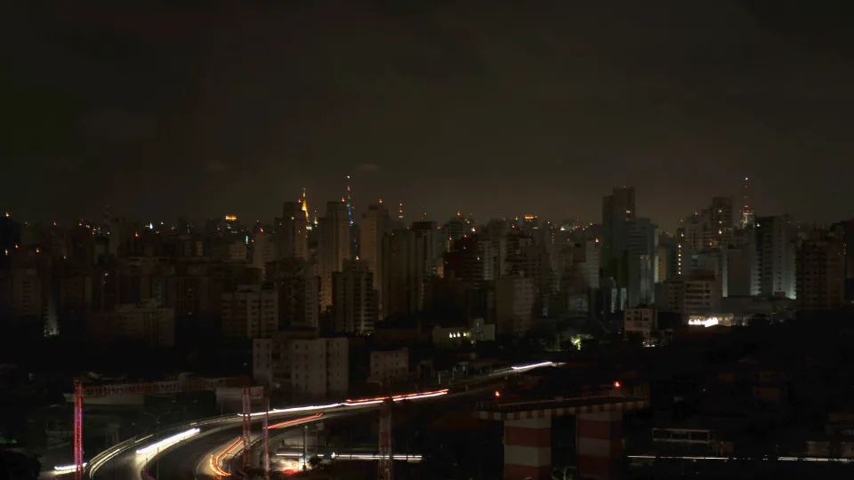 Falta de energia afeta 6,8 mil casas no centro de SP, e Enel culpa Sabesp
