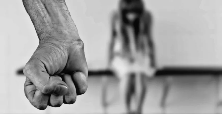 Violência levou ao menos 900 mulheres por dia a unidades de saúde no país em 2025