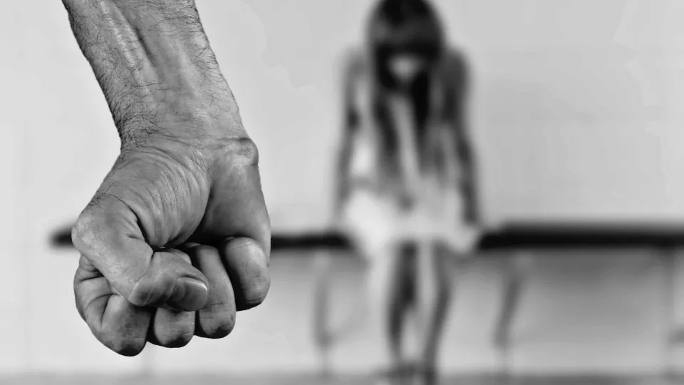 Violência levou ao menos 900 mulheres por dia a unidades de saúde no país em 2025