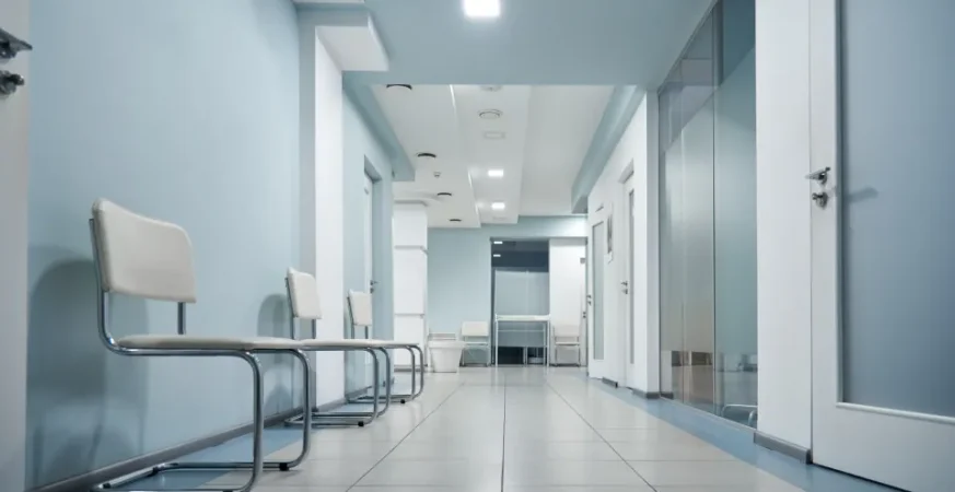 Bactéria resistente se espalha fora de hospitais e desafia protocolos médicos