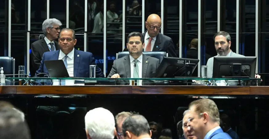 Senado aprova lei que equipara misoginia ao crime de racismo; entenda