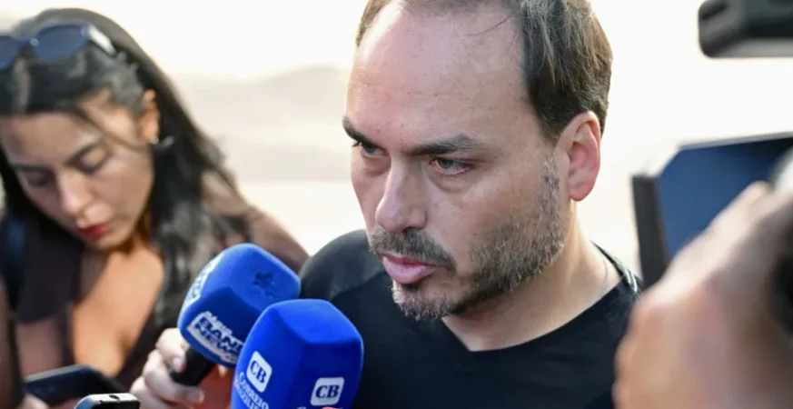 Carlos Bolsonaro publica foto do pai na UTI apesar de proibição; veja