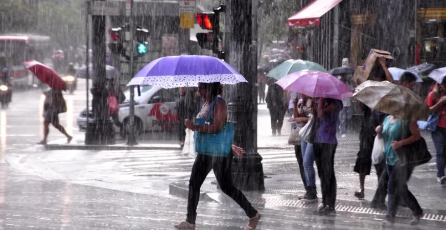 Alerta vermelho do Inmet: SP amanhece com chuva e frio; há risco para a formação de alagamentos