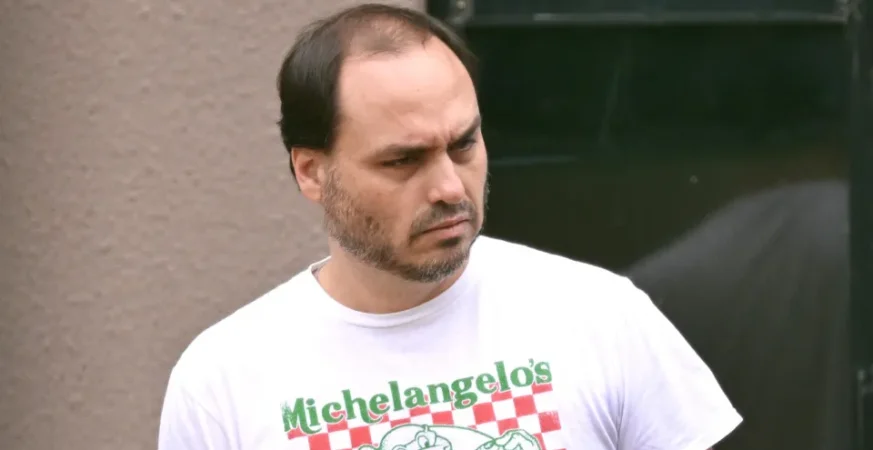 Carlos Bolsonaro diz que ex-presidente está “inchado e irritado” na UTI