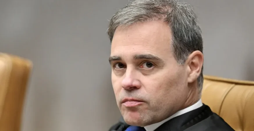 Voo com André Mendonça e Fux é cancelado para inspeção de dano em avião