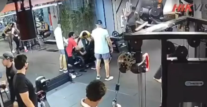Aparelho com 180 kg falha e jovem quebra os dois joelhos em academia