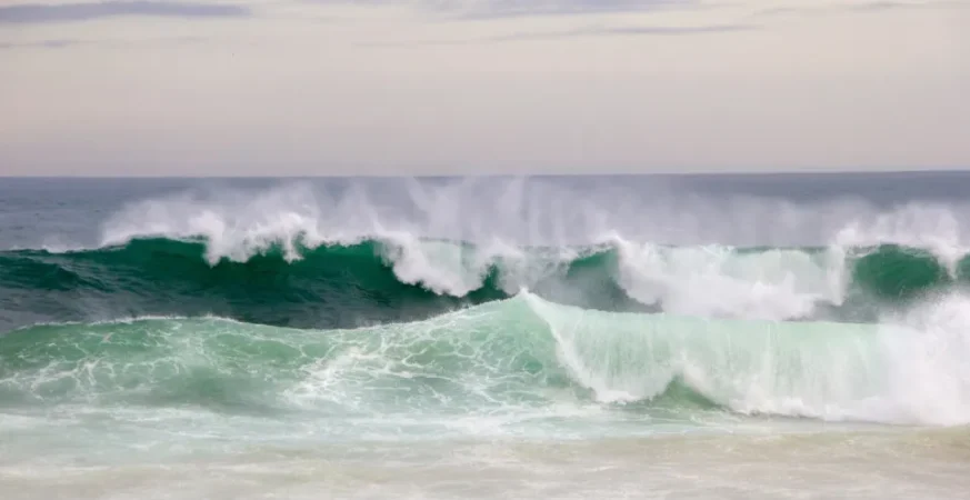 Ressaca atinge o Rio de Janeiro com ondas de até 3 metros; veja a previsão do tempo