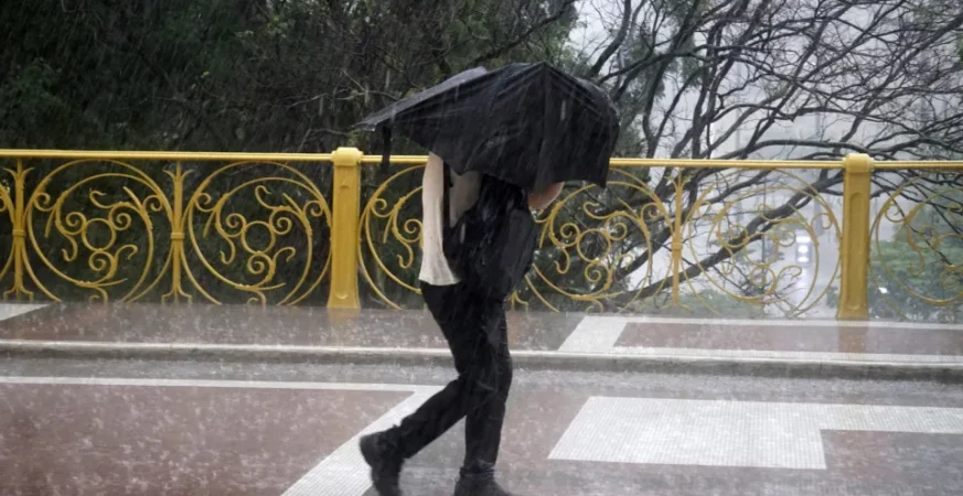 Inmet emite alertas amarelo e laranja para chuvas intensas e vendaval em 24 Estados