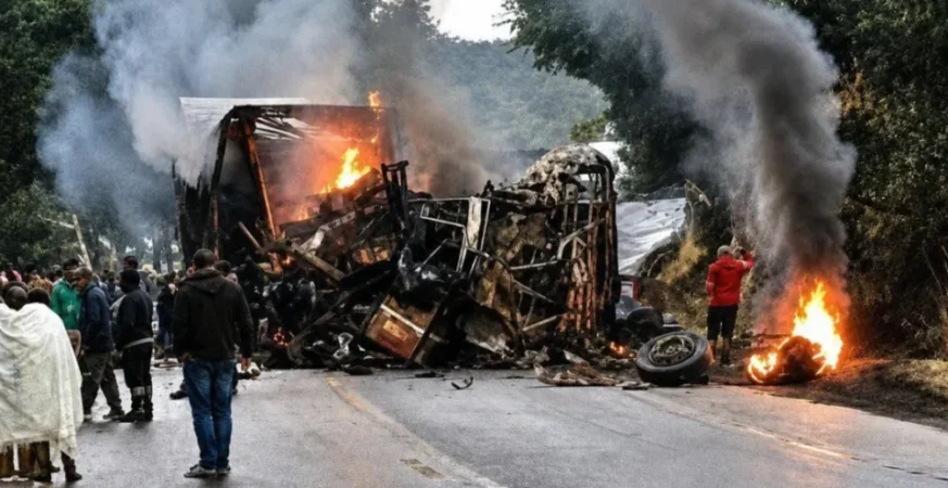 Acidente entre ônibus e caminhão deixa ao menos oito mortos em MG