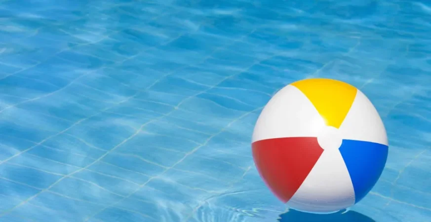 Menina de 11 anos morre após ser jogada em piscina para