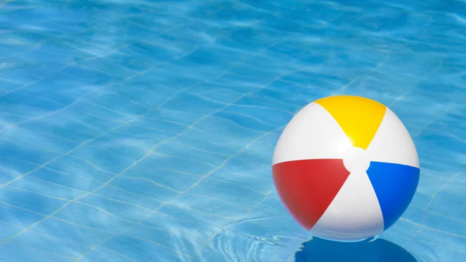 Menina de 11 anos morre após ser jogada em piscina para