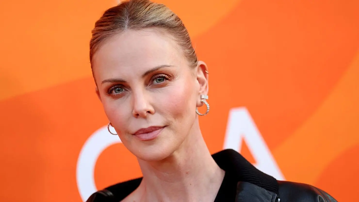 Charlize Theron revela regra para as filhas: “precisam trabalhar e ganhar o próprio dinheiro”