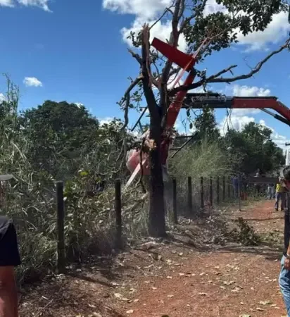 Helicóptero da dupla Henrique e Juliano cai no Tocantins