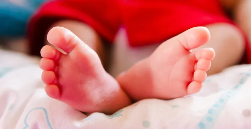 Bebê é encontrado abandonado entre muros de casas na Paraíba