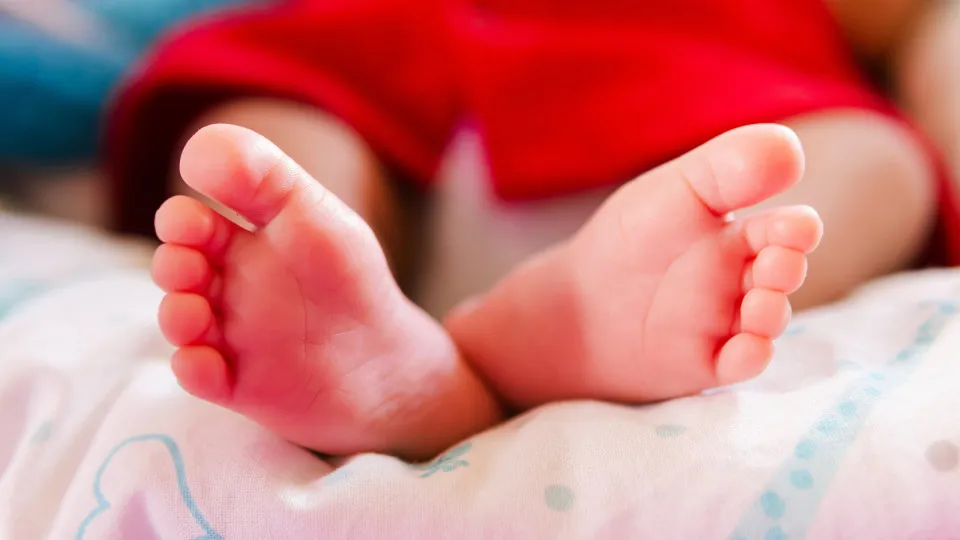 Bebê é encontrado abandonado entre muros de casas na Paraíba