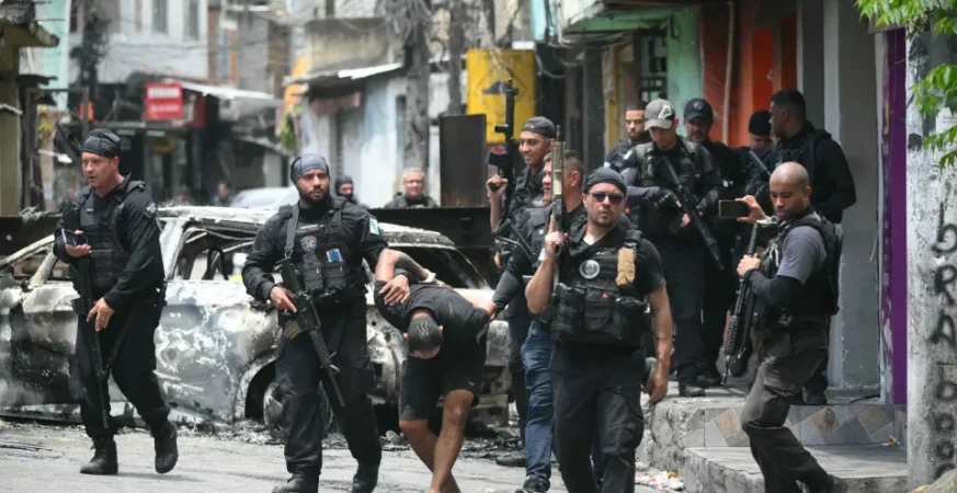Três em cada quatro moradores de grandes favelas do Rio rejeitam operações policiais, diz pesquisa