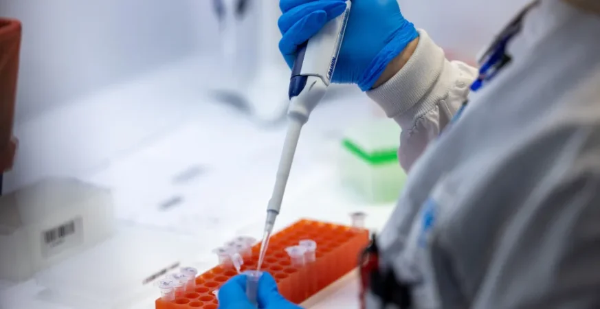 Detecção de variantes de coronavírus no esgoto pode antecipar alta de internações por Covid