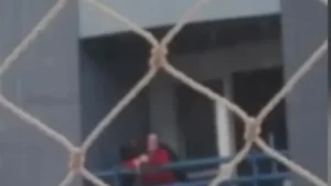 Casal transa na sacada e vizinhos acionam a polícia: “Então não olhem”