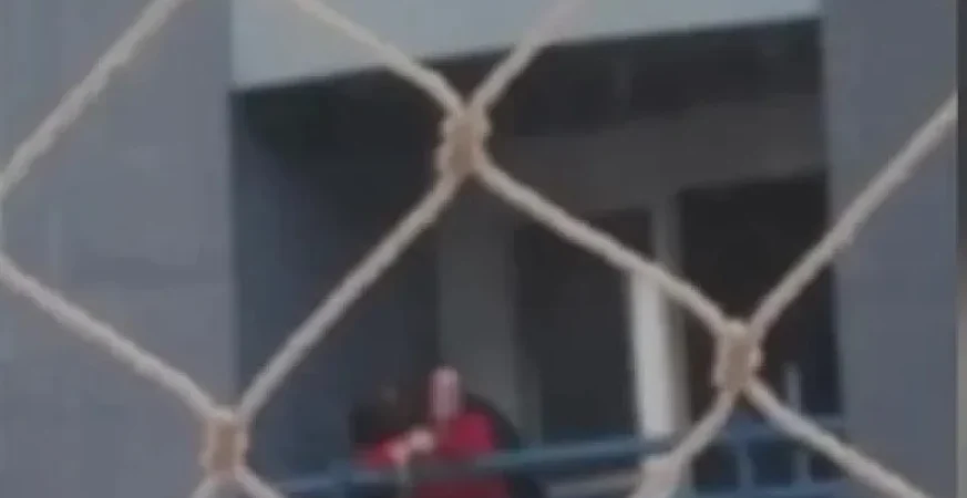 Casal transa na sacada e vizinhos acionam a polícia: “Então não olhem”