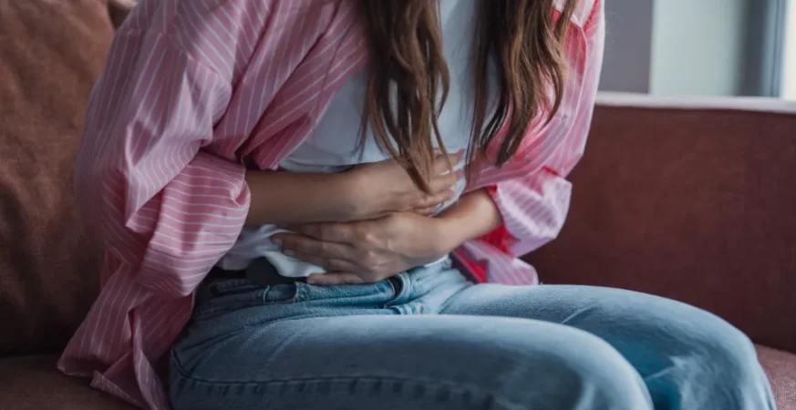 Cólicas menstruais fazem 4 em cada 10 meninas faltarem às aulas no Brasil, diz estudo