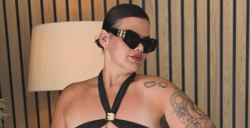 Thais Carla posa de maiô e mostra antes e depois após perder 101 kg