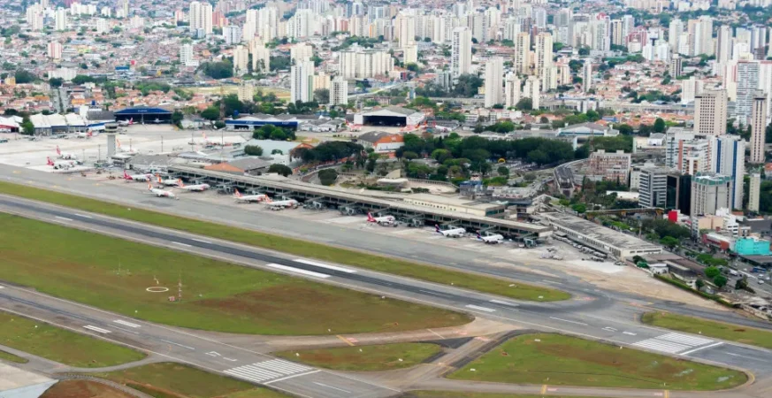 Mulher morre após cair de escada de avião no desembarque em Congonhas