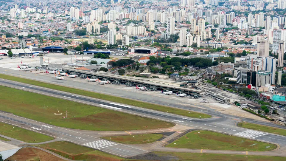 Mulher morre após cair de escada de avião no desembarque em Congonhas