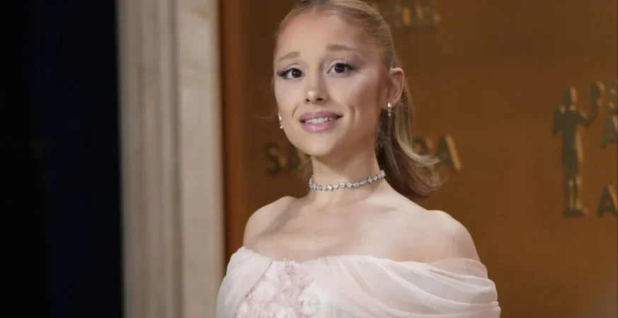Ariana Grande interage com fã que pulou em rio ao som de sua nova música