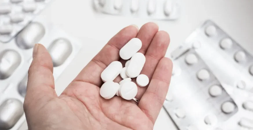 Anvisa suspende lotes de medicamentos para controle de pressão e para câncer; entenda