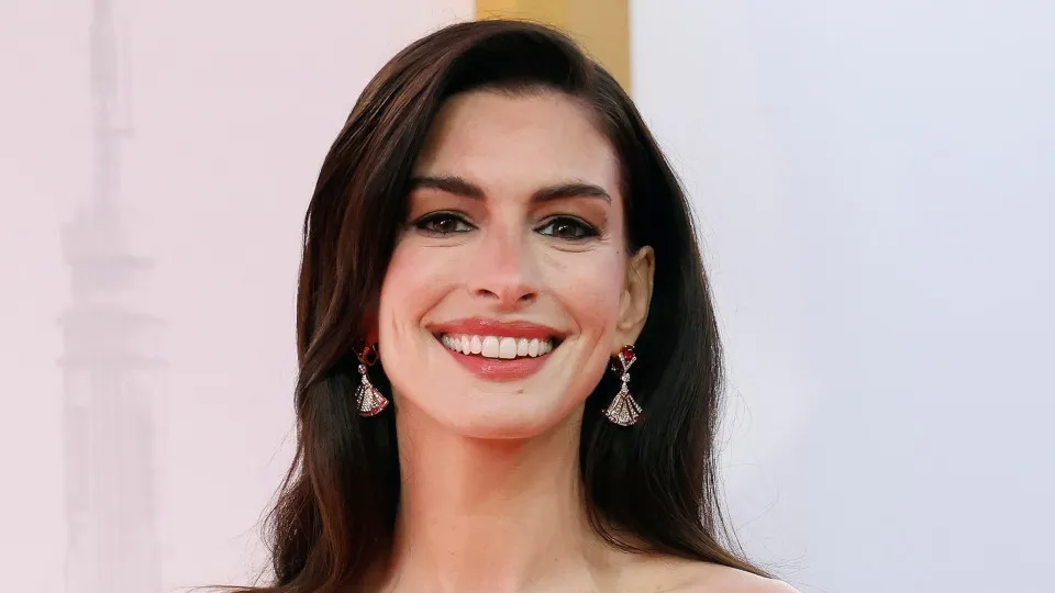 Catarata precoce deixou Anne Hathaway
