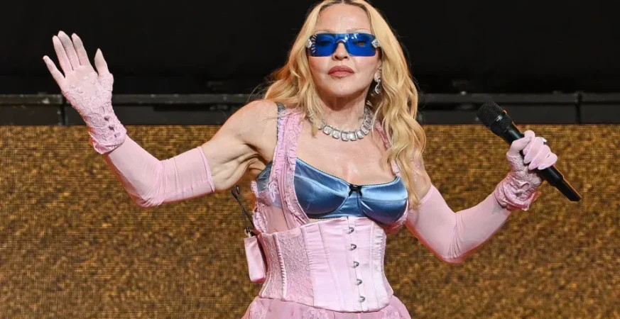 Madonna faz show surpresa na Times Square para lançar música e atrai multidão