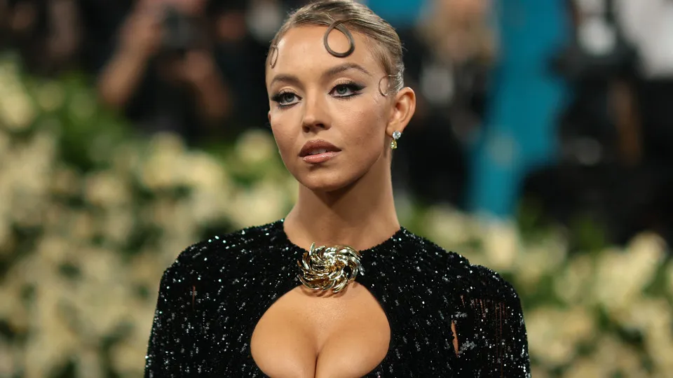 Sydney Sweeney volta a repercutir após cena quente e topless em