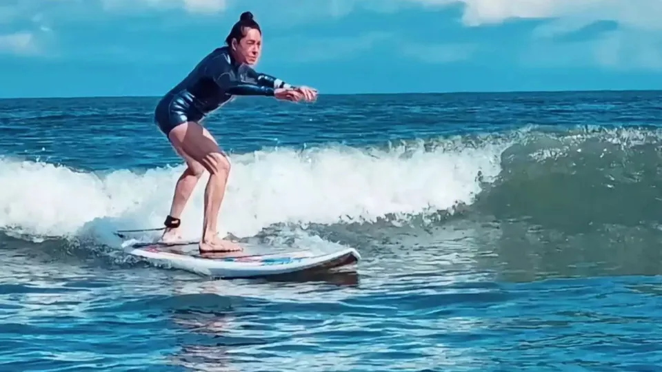 Aos 69 anos, Christiane Torloni pega primeira onda e celebra evolução no surfe