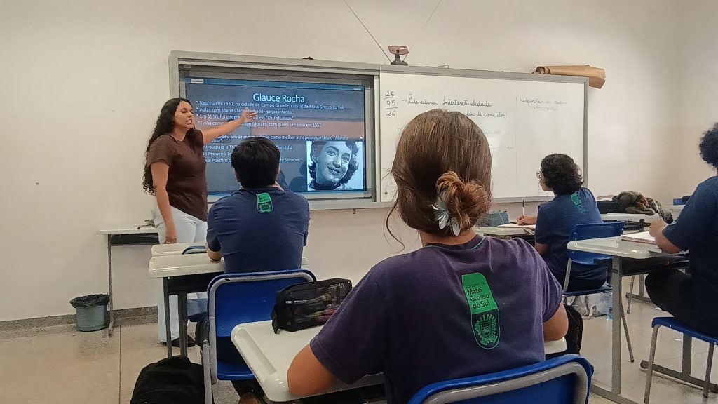 Do celular guardado ao robô em movimento: escolas de MS reinventam o uso da tecnologia em sala de aula