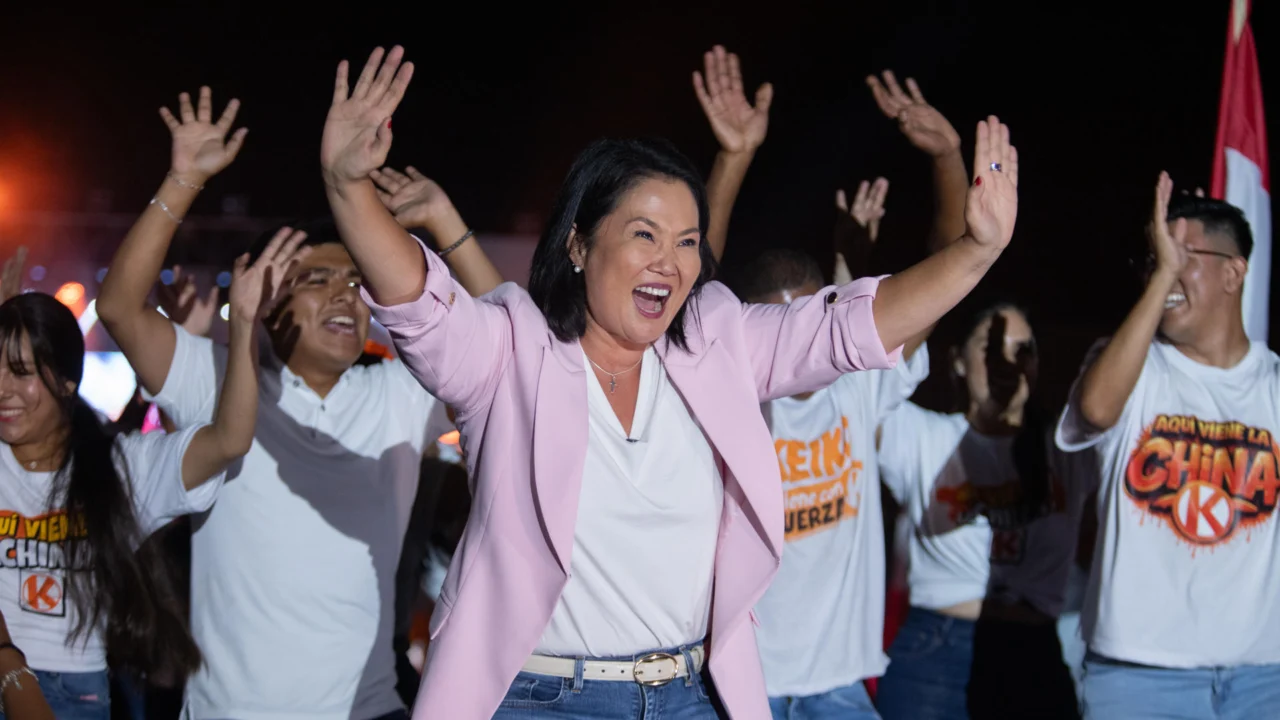 Após quatro tentativas, Keiko Fujimori confirma vitória e chega à presidência do Peru