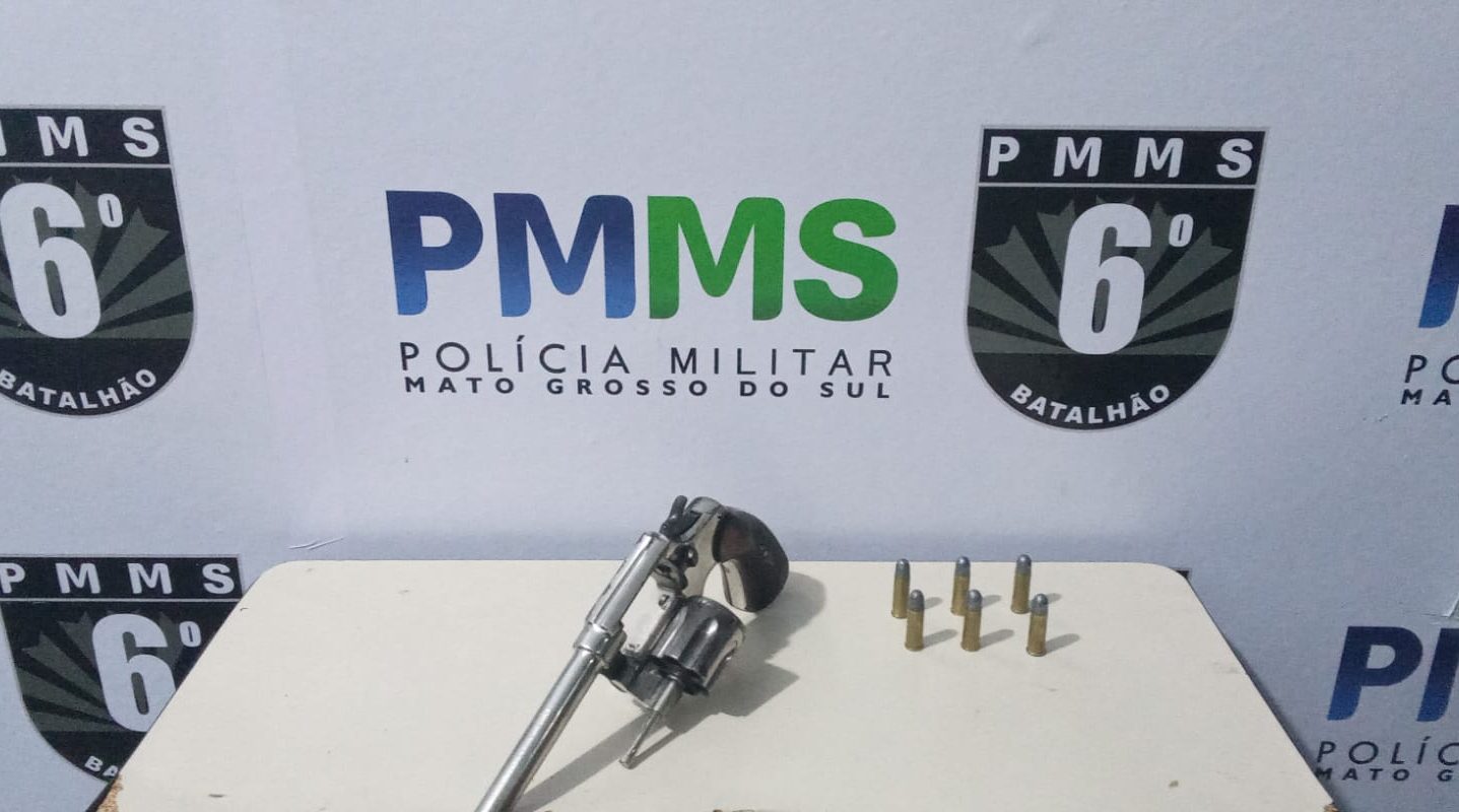 POLÍCIA MILITAR IMPEDE POSSÍVEL TRAGÉDIA E PRENDE HOMEM ARMADO APÓS AMEAÇAS EM CORUMBÁ
