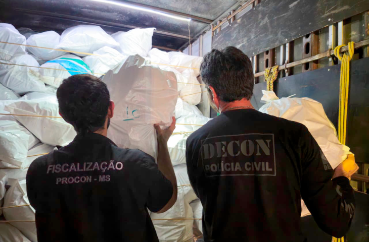 Procon/MS e Decon apreendem mais de 4,3 mil tênis falsificados em Campo Grande
