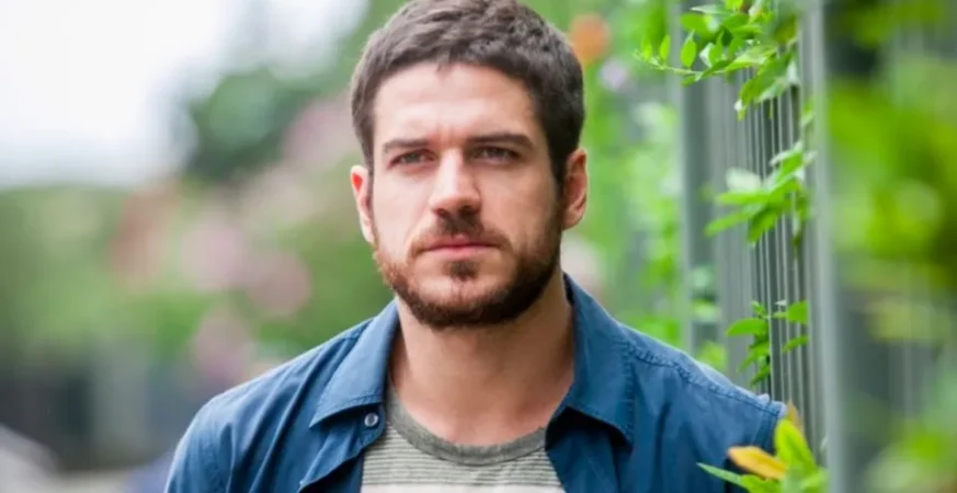 Marco Pigossi revela volta aos estudos em curso de Psicologia